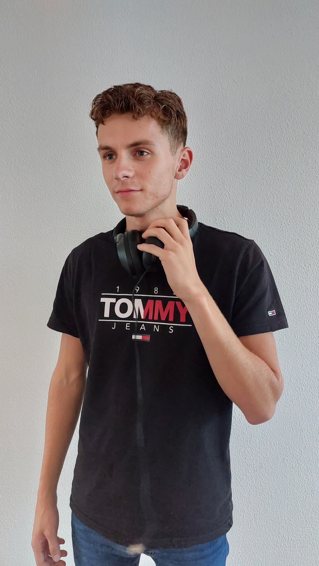 Casper van C-LES met een koptelefoon om zijn nek